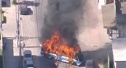 Vândalos queimaram 29 ônibus em protesto à morte de miliciano