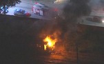 Uma composição de trem também foi atacada em Santa Cruz, na zona oeste, depois que o maquinista foi rendido e obrigado a descer do veículo