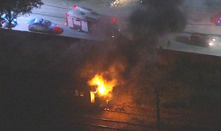 Uma composição de trem também foi atacada em Santa Cruz, na zona oeste, depois que o maquinista foi rendido e obrigado a descer do veículo