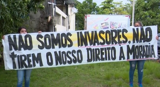 Moradores protestam contra possível desocupação de suas casas
