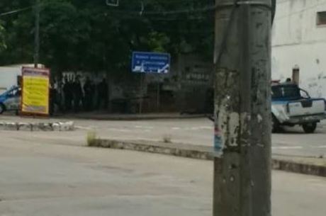 Imagem mostra policiais na entrada do Jacarezinho