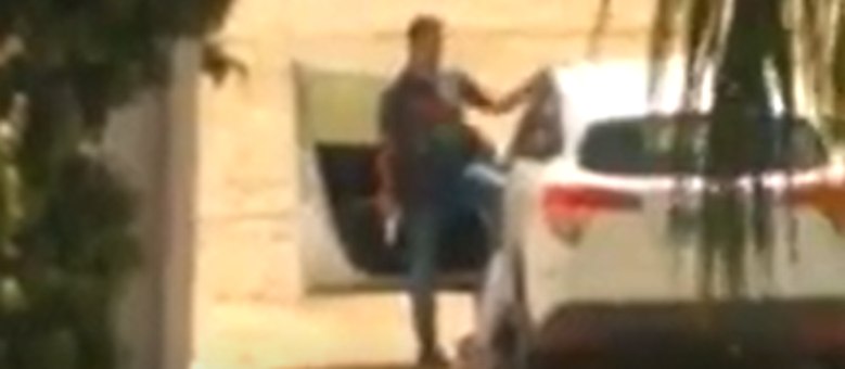 Imagem mostra o suspeito com a vítima dentro do carro
