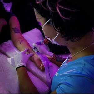 Antes de tatuar, Lola vendia doces