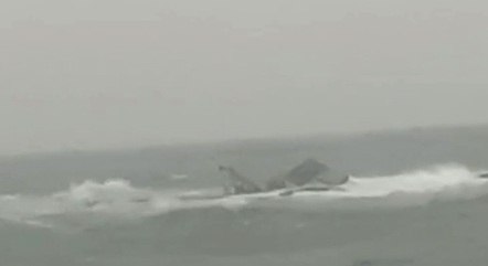 Dez pessoas foram resgatadas após naufrágio