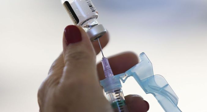 Imunizantes passam por séries de testes para comprovar eficácia