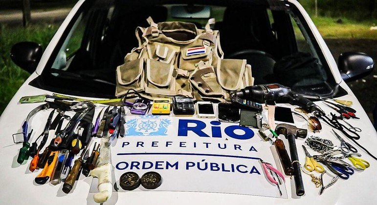 Ferramentas e instrumentos cortantes foram apreendidos em estações do BRT na av. Brasil