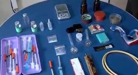 Remédios e seringas foram apreendidos pela polícia
