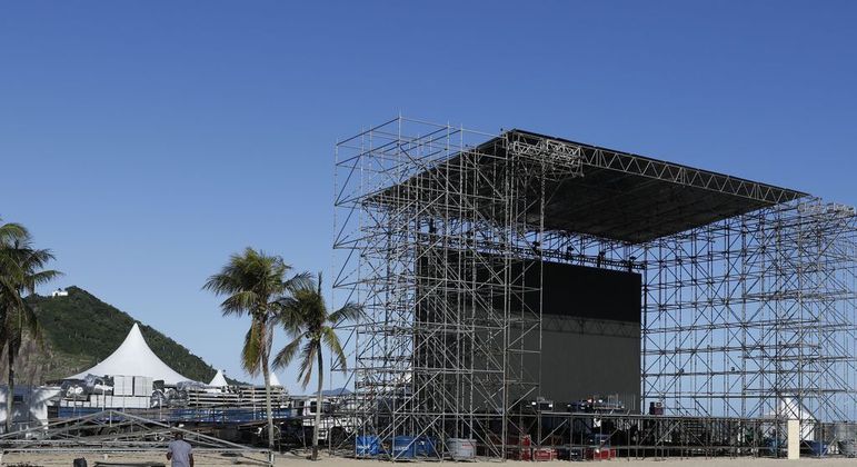 Estrutura para a Arena Fan Festival foi montada na praia de Copacabana