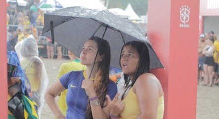 Torcida não desanimou com a chuva que caiu no Rio