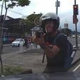 VÍDEO: Criminoso aponta arma para idoso durante assalto na zona norte (Reprodução/Record TV Rio)