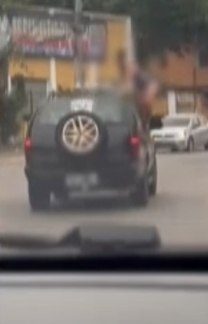 Vídeo flagra queda de jovem que dançava em teto de carro em movimento (Record Rio)