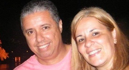 A vitima está com o marido quando foram abordados pelos criminosos 
