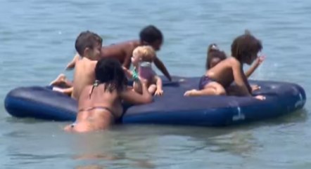 Crianças brincavam em colchões infláveis no Piscinão de Ramos