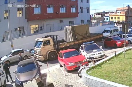 Em vÃ­deo, Ã© possÃ­vel ver caminhÃ£o chegando na delegacia