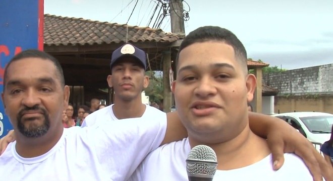 Alessandro junto de seu pai, familiares e amigos no dia em que saiu do presídio