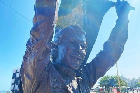 Estátua em tamanho real foi inaugurada em Copacabana