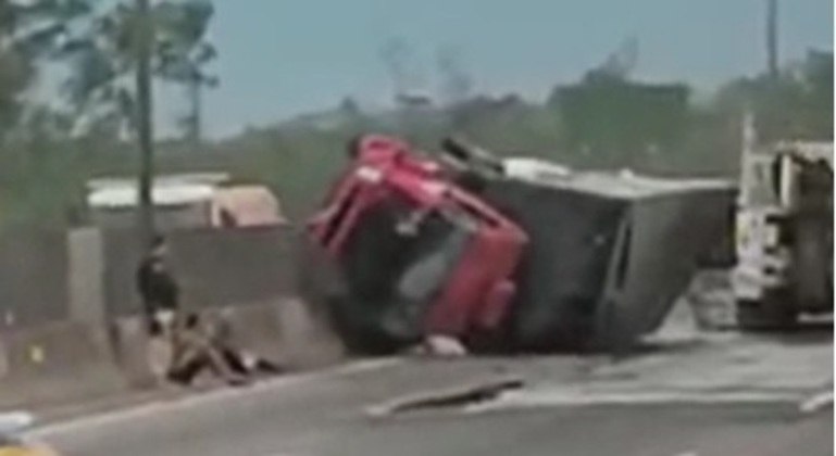 Caminhão tombou em rodovia da Baixada Fluminense
 