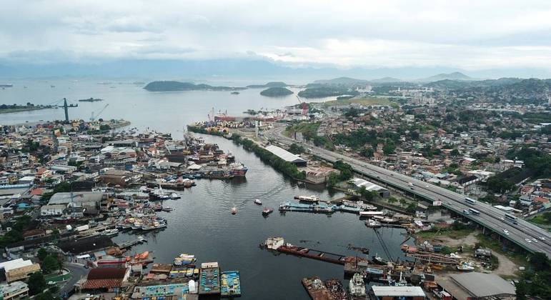 Navios abandonados são deixados à deriva na Baía de Guanabara
