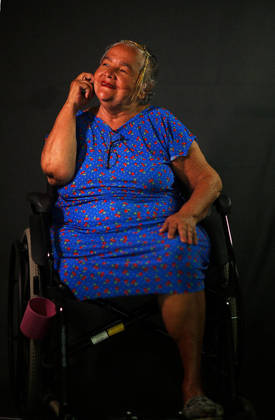 Isabete Barbosa, de 79 anos, caprichou no batom vermelho para combinar com o vestido. 