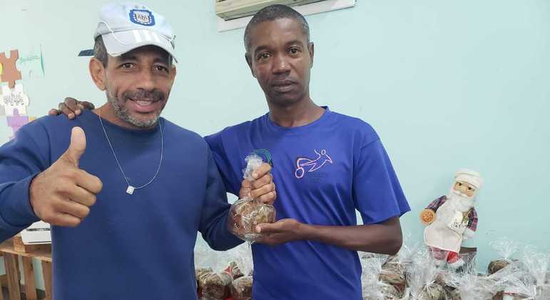 "Padeiros natalinos" fizeram 500 panetones para ceia em dois abrigos da zona oeste do Rio
