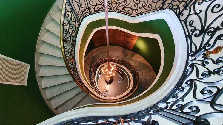 Também em mármore, uma escadaria liga os andares da cobertura, que tem cinco quartos, jardim suspenso com piscina, elevador privativo e 12 vagas na garagem