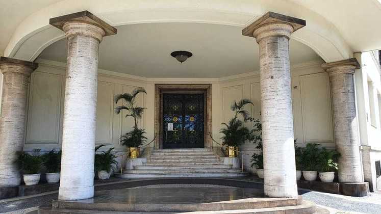 O apartamento de quatro andares, no edifício Tucumã, foi construído na década de 1950 para ser a residência da família Guinle, que já foi a mais rica do país. Atualmente, pertence aos herdeiros do empresário José Carlos Fragoso Pires 