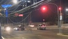 Motociclista 'voa' após ser atropelado por carro que disputava racha: veja vídeo
