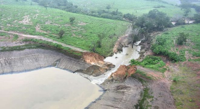 Barragem de Quatis, na cidade de Pedro Alexandre, jÃ¡ havia rompido nesta quinta