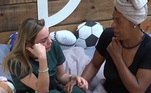 Nos primeiros dias de convivência, Rachel sentiu a saudade
dos filhos bater forte e se entregou às lágrimas. Quem a socorreu foi Márcia. A
atleta encheu a peoa de conselhos, a abraçou e tentou animá-la com palavras
positivas. 'Que isso, gata! Você é uma pessoa boa, é uma mulher forte, de opinião'. Na ocasião, as duas ainda se tratavam pelos respectivos
apelidos: ‘Shera’ e ‘Mamusca’ 