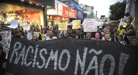 Manifestantes protestam contra o racismo no Brasil