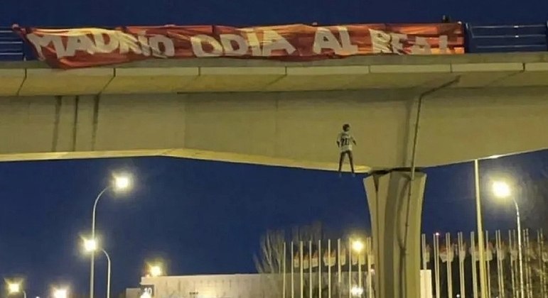Racistas 'enforcaram' um boneco que representava Vinícius Júnior. Roberto Carlos não defendeu o atacante