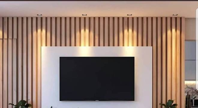 rack com painel branco para sala com revestimento de madeira 