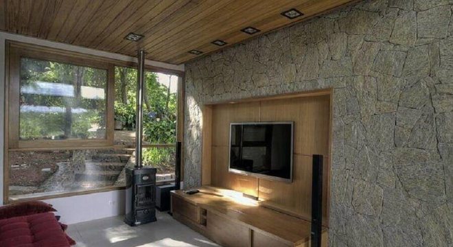 rack com painel para tv para sala com revestimento de pedra 