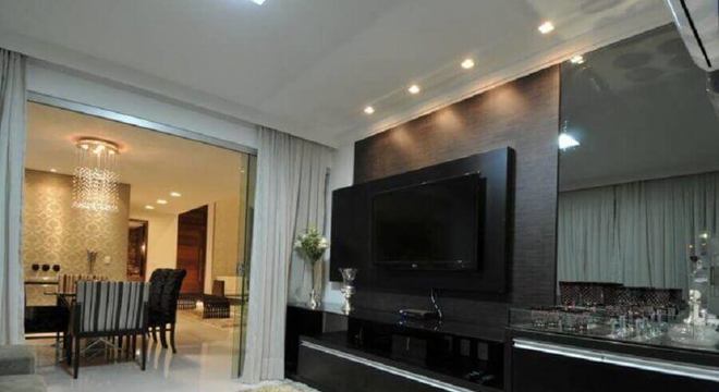 rack com painel preto