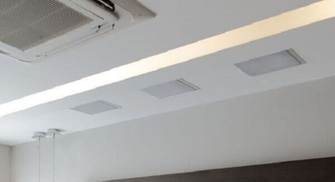 rack com painel preto moderno 