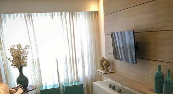 rack com painel suspenso para sala em tons neutros decorada 