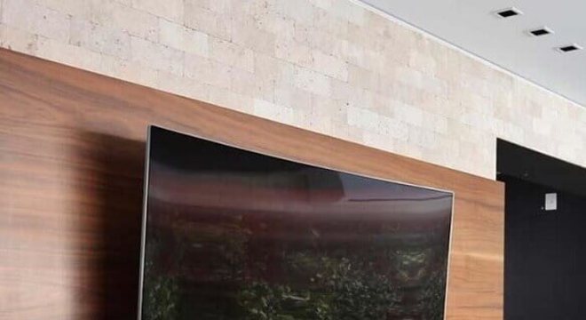 racks modernos com painel de madeira