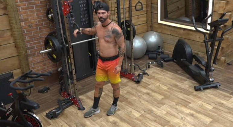 Mas aqui a língua também malha! Durante o treino, Radamés disse a Shay que participar das provas de A Fazenda é uma experiência incrível. 