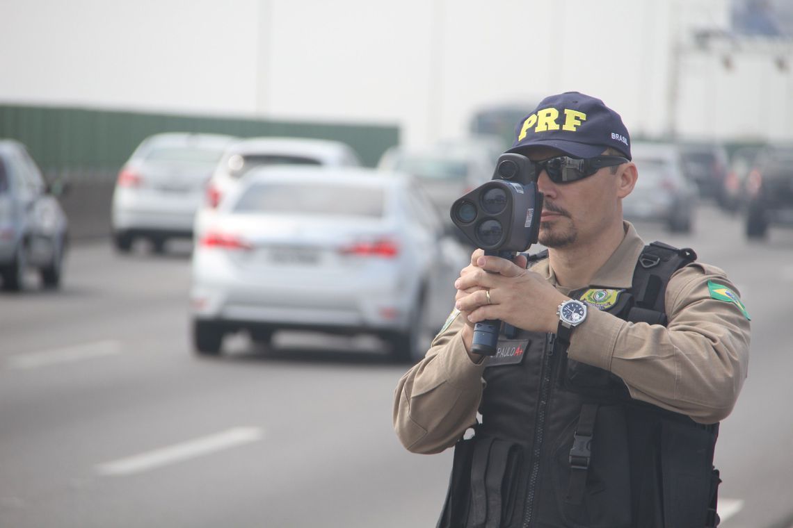 Falta de cinto rende uma multa a cada 2 minutos em rodovias federais -  28/06/2015 - UOL Notícias