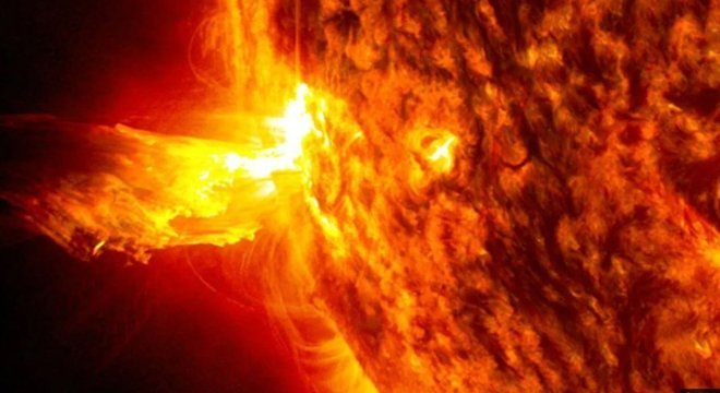 O Sol produz uma barragem constante de partículas de alta energia conhecidas como vento solar, que podem subir e descer com a atividade de nossa estrela
