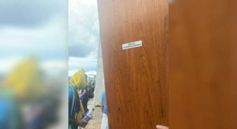 Invasores arrancam porta de armário com toga de Alexandre de Moraes