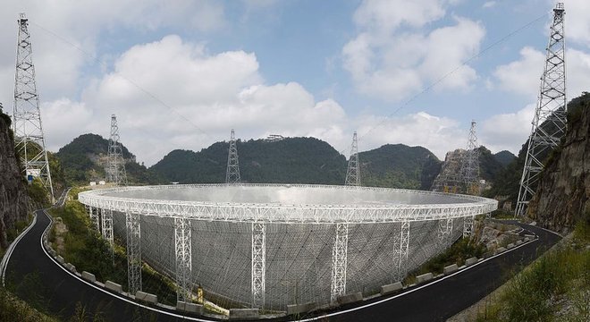 O FAST (na foto) é capaz de captar ondas de rádio em uma área duas vezes maior que o telescópio Arecibo, em Porto Rico