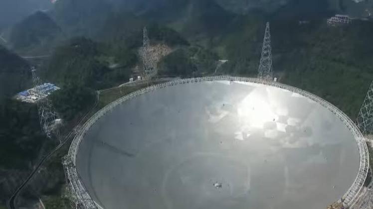 Radiotelescópio FastO radiotelescópio Fast (Five hundred meter Aperture Spherical Telescope) entrou em operação em 2020 e é considerado o maior do mundo. O instrumento está instalado na depressão Dawodang, uma bacia natural no condado Pingtang, na província de Guizhou, sudoeste da China. Seu diferencial é ser constituído por um prato fixo de 500 metros, fabricado de acordo com a depressão natural