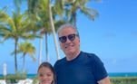 E esse look combinando com o de Roberto Justus? Pai e filha apostaram nas flores para curtir um dia na praia em Miami Beach