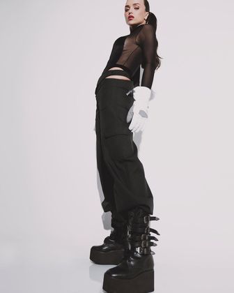 Em um ensaio fotográfico, Rafa Kalimann apareceu com um look 'all black', que contou com uma blusinha de tule que escondeu os seios da apresentadoraConfira também: Rafa Kalimann encontra foto tirada com José Loreto há 15 anos e deixa ator boquiaberto na web: 'O acaso'