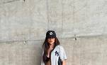Recentemente, ela surgiu com um look meio esportivo, meio formal, composto de calça e bolsa pretas, salto alto, sutiã à mostra, camisa de baseball listrada, do time New York Yankees, e boné