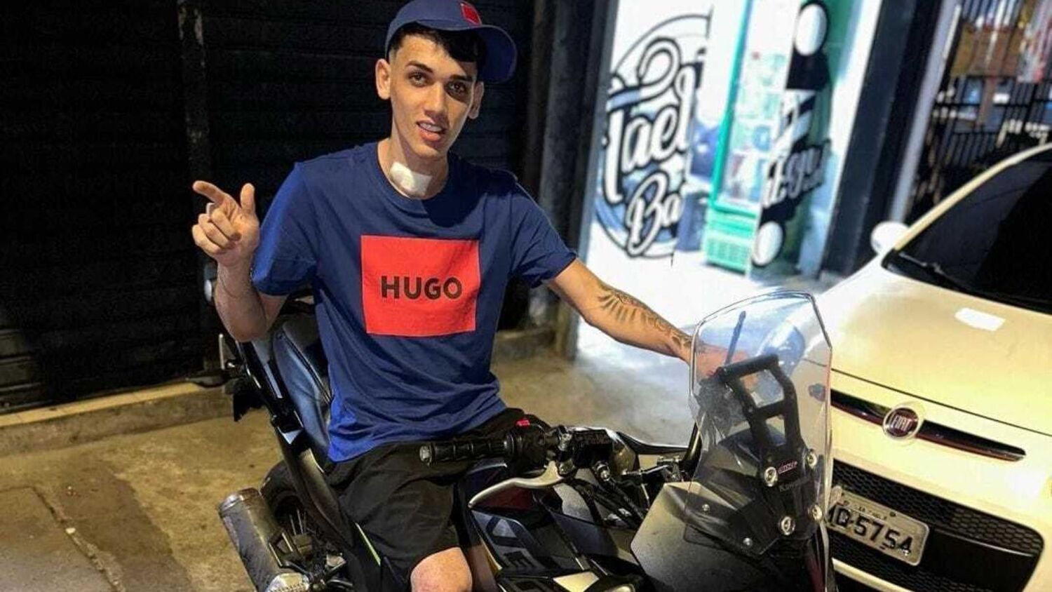 Influenciador do grau morre ao bater moto em poste • DOL