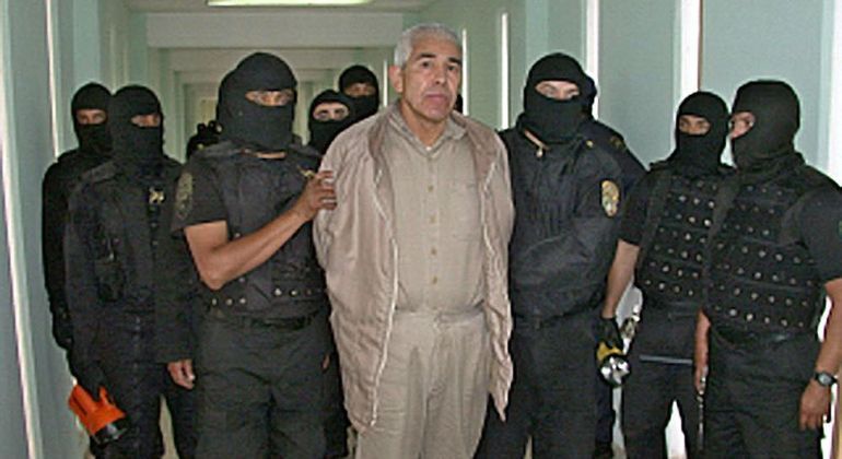 Rafael Caro Quintero foi preso nesta sexta; foto acima mostra o narcotraficante junto a policiais, em 2005