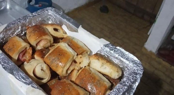 Rafael faz salgados e doces com apenas uma mão 