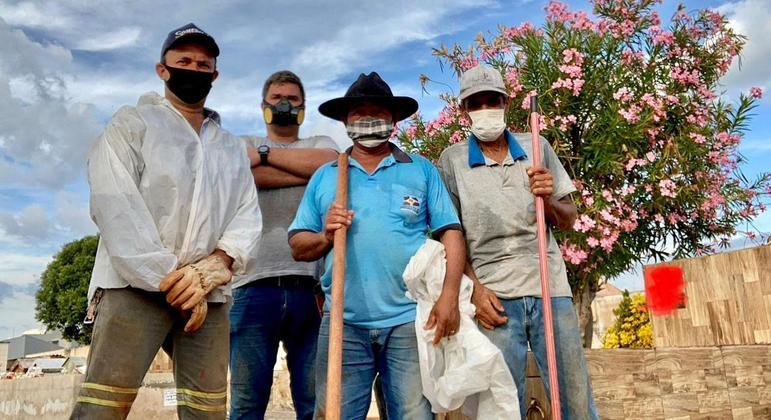 Rafael (o segundo, da esquerda para a direita) e seus companheiros de trabalho